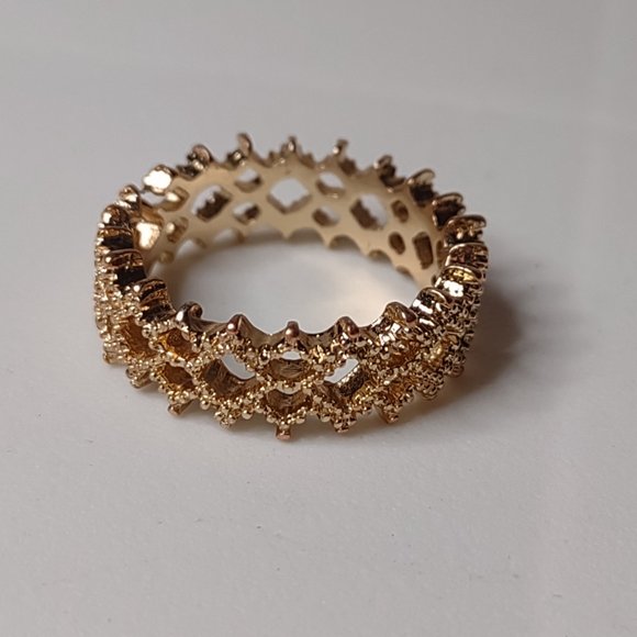 Gold Tone Lightweight Metal Size 9.5 Ring - Picture 2 of 12